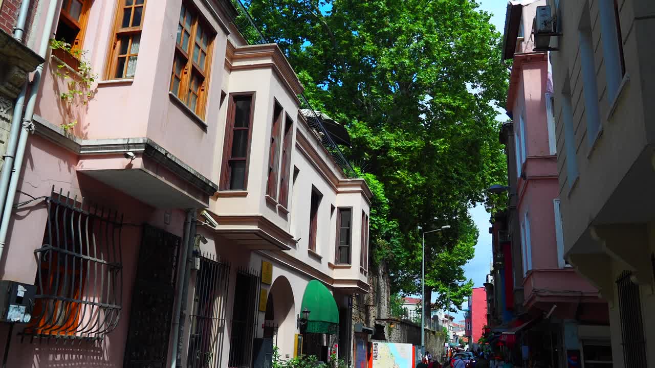 es un callejón encantador en estambul.