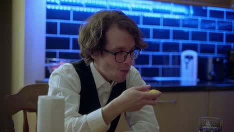 un joven disfruta de su pizza