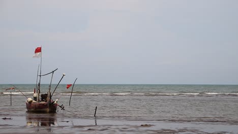 Unschärfe-Und-Lärmclip,-Holzboote-Am-Strand,-Die-Vertäut-Sind,-Weil-Die-Fischer-Nicht-Aufs-Meer-Fahren,-Die-Wellen-Schwanken