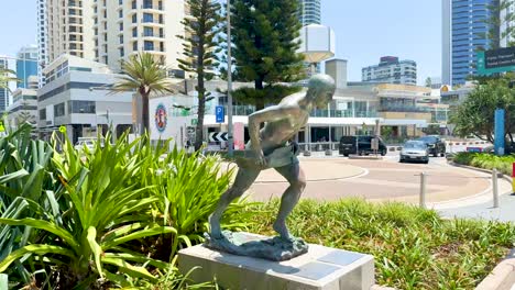 estatua en medio del bullicioso paisaje de la costa dorada
