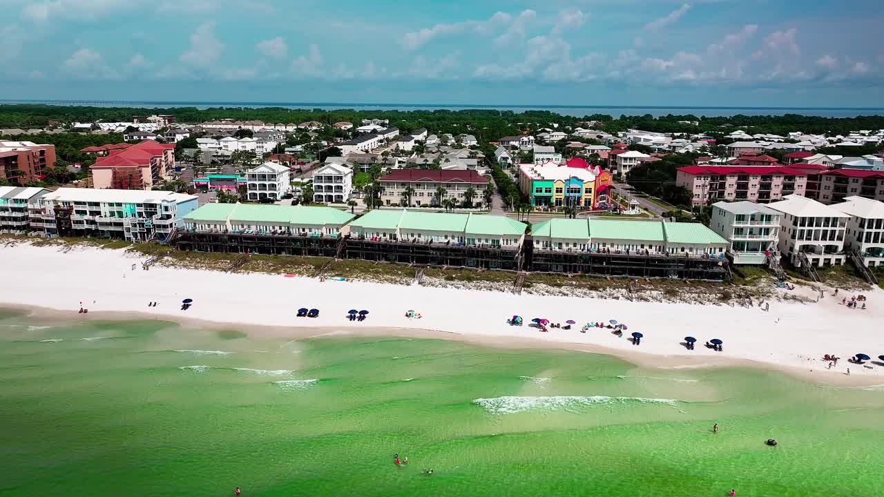 ⁇  모래, 에메랄드 녹색 물, 폼파노 조 레스토랑, 골프 카트, 주차장, 해변 의자, 그리고 우산의 전망과 함께 멕시코 만 위에서  ⁇ 으로 날아가는 운명