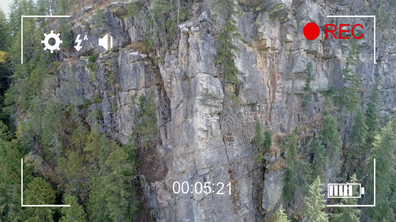 grabación de animación sobre un acantilado rocoso con árboles y vegetación