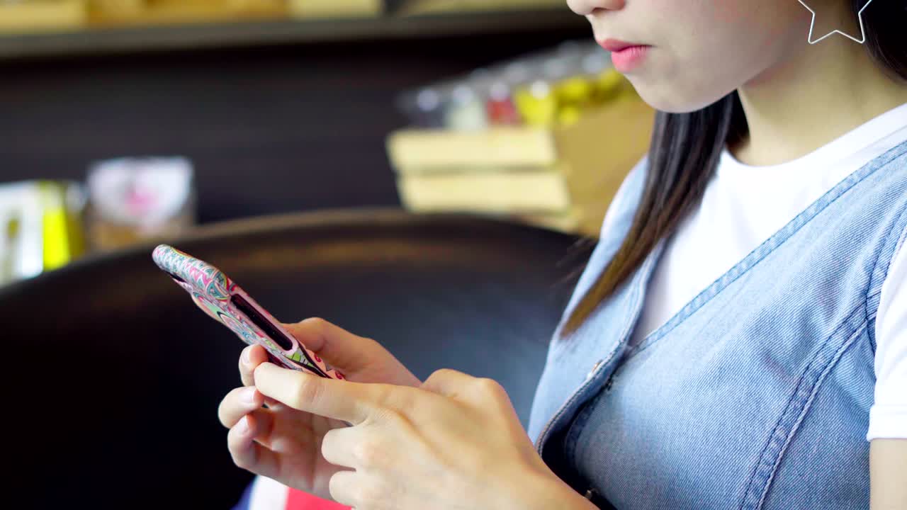 손에 드폰을 들고 메이크업하는 소녀