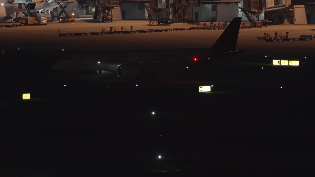 aviones de aeropuerto por la noche