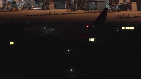 Aviones-Del-Aeropuerto-Por-La-Noche