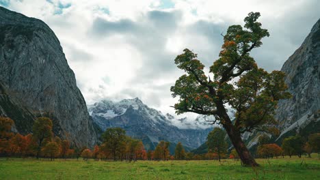 4k-Uhd-Zeitraffer-Von-Sich-Bewegenden-Wolken-In-österreichs-Berühmtem-Alpengebirgsgebiet-Ahornboden---Hinterriss,-Nahe-Der-Deutschen-Grenze-Bei-Herbstwetter-Mit-Bunten-Ahornbäumen