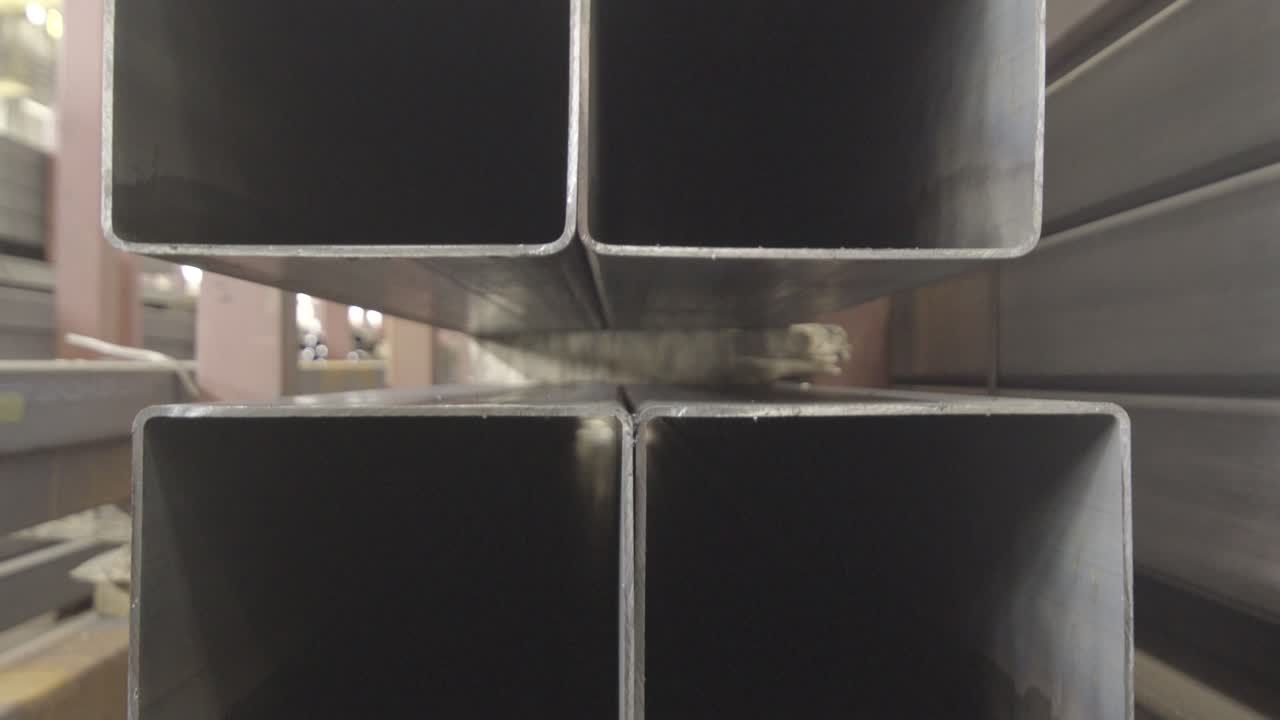 창고 에 쌓인 사각형 금속 파이프