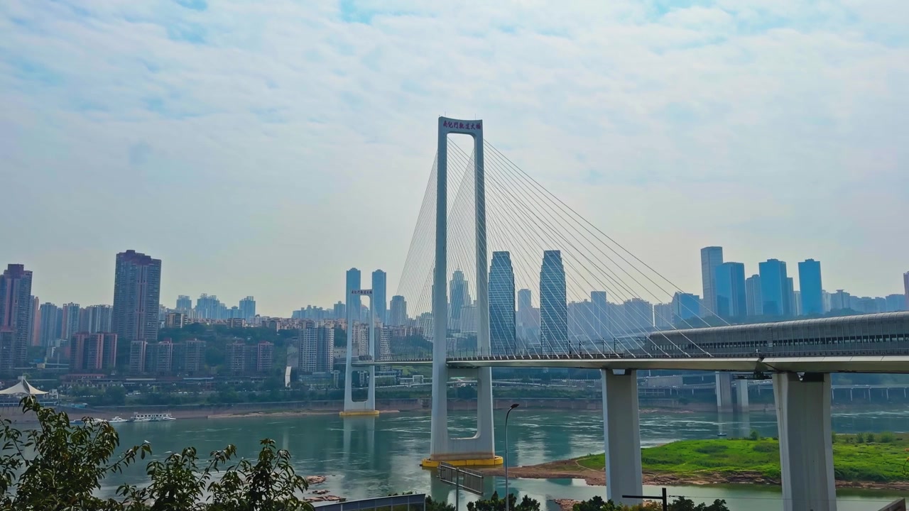 Widok na Most Nanjimen na rzece Jangcy w Chongqing, Chiny - Ujęcie panoramiczne