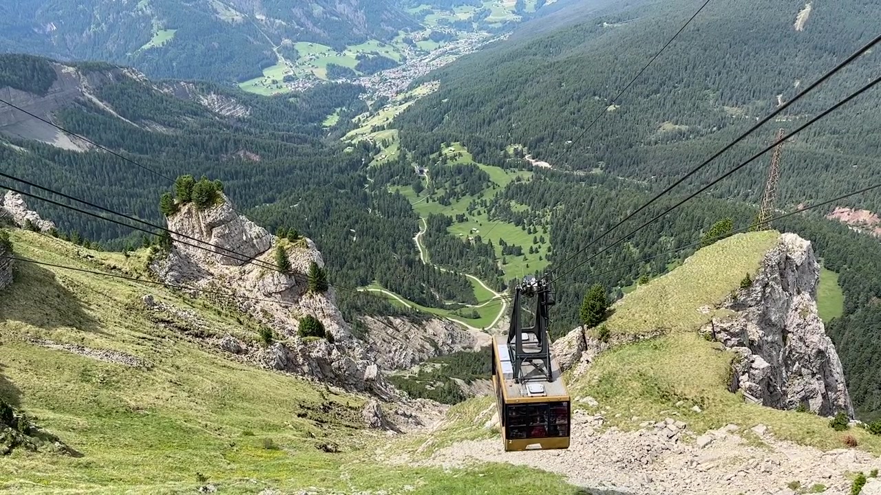 Filmato accattivante di una funivia che arriva alla cima del Seceda, uno dei punti panoramici alpini più spettacolari delle Dolomiti, Alto Adige, Italia settentrionale