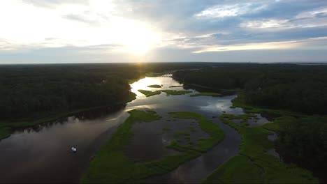 Drone-Volando-Hacia-Atrás-Sobre-Marsh-Durante-El-Amanecer-Cerca-De-Calabash-Nc