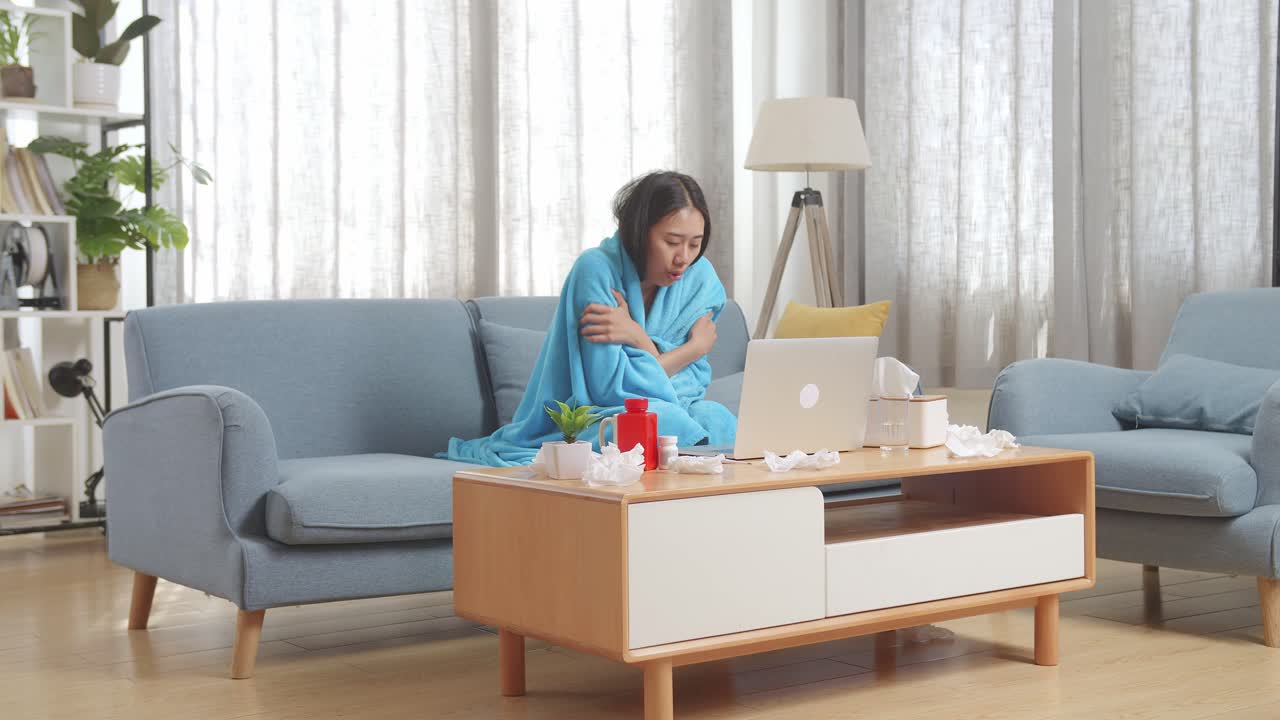 가정에서 병에 걸린 여성이 가상 의사 방문을 하고 있습니다.