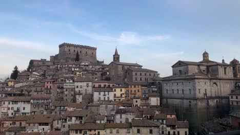 Die-Alte-Italienische-Stadt-Soriano-Del-Cimino-Mit-Der-Burg-Orsini-An-Der-Spitze-Während-Des-Tages