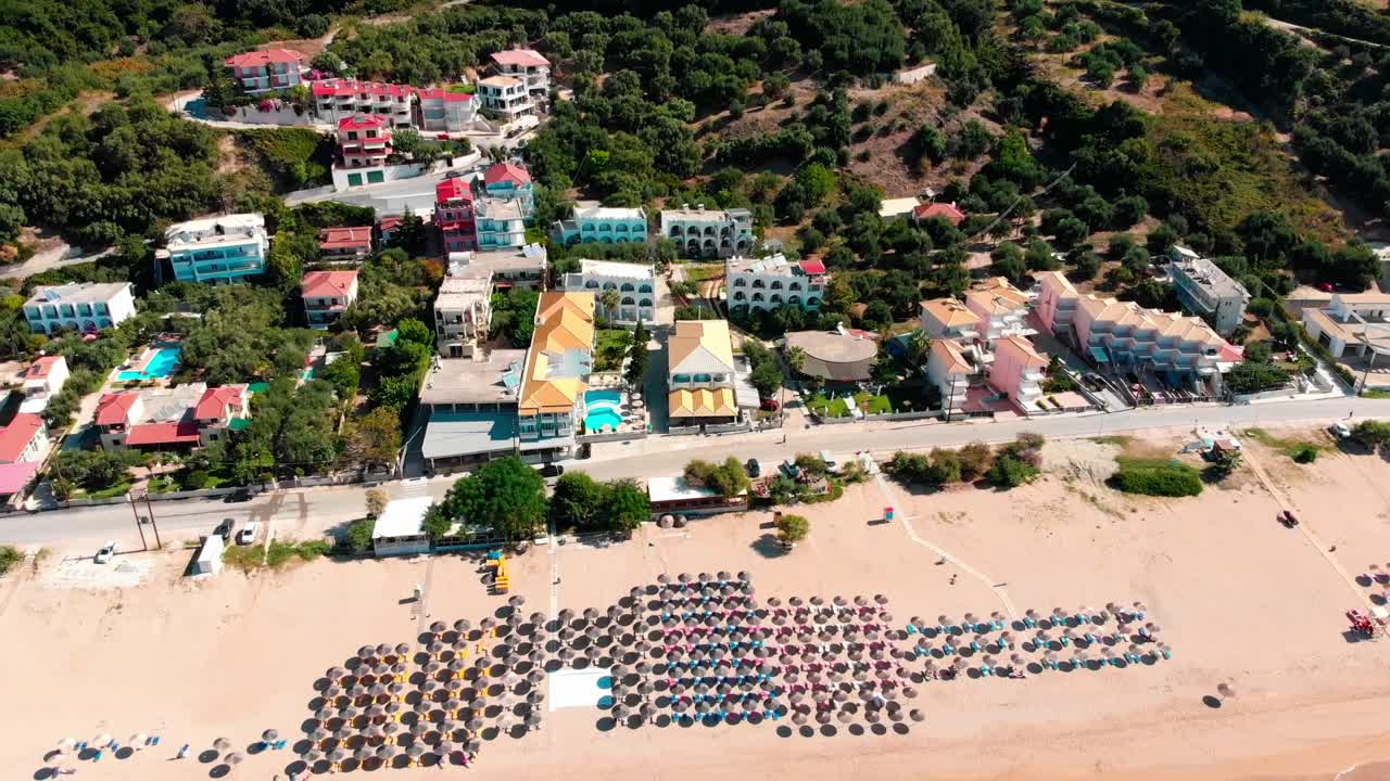 drones vuelan sobre una hermosa playa en grecia