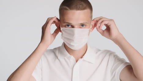 Un-Joven-Con-Mascarilla-Y-Levantando-El-Pulgar.