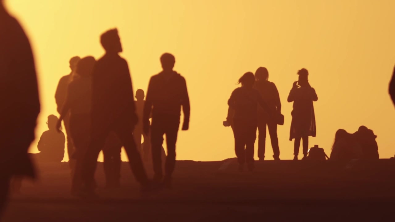 Silhouetten von Menschen im Licht des Sonnenuntergangs auf einer Aussichtsplattform