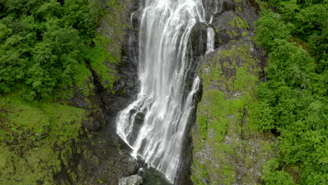 Sesión-De-Grúa-Areal-De-La-Cascada-Brekkefossen-En-Noruega