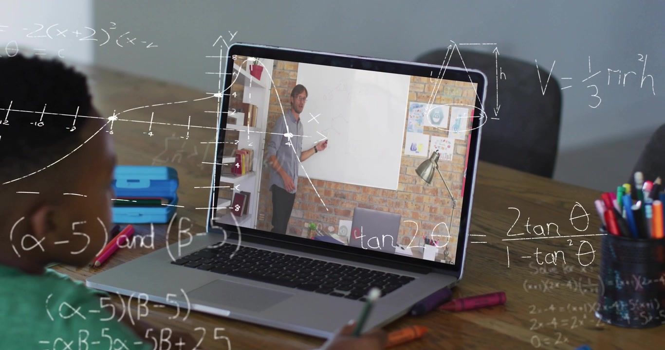 Video verticale: Bambino che copia l'insegnante che scrive sulla lavagna tramite laptop per l'apprendimento, con una sovrapposizione matematica che cresce.