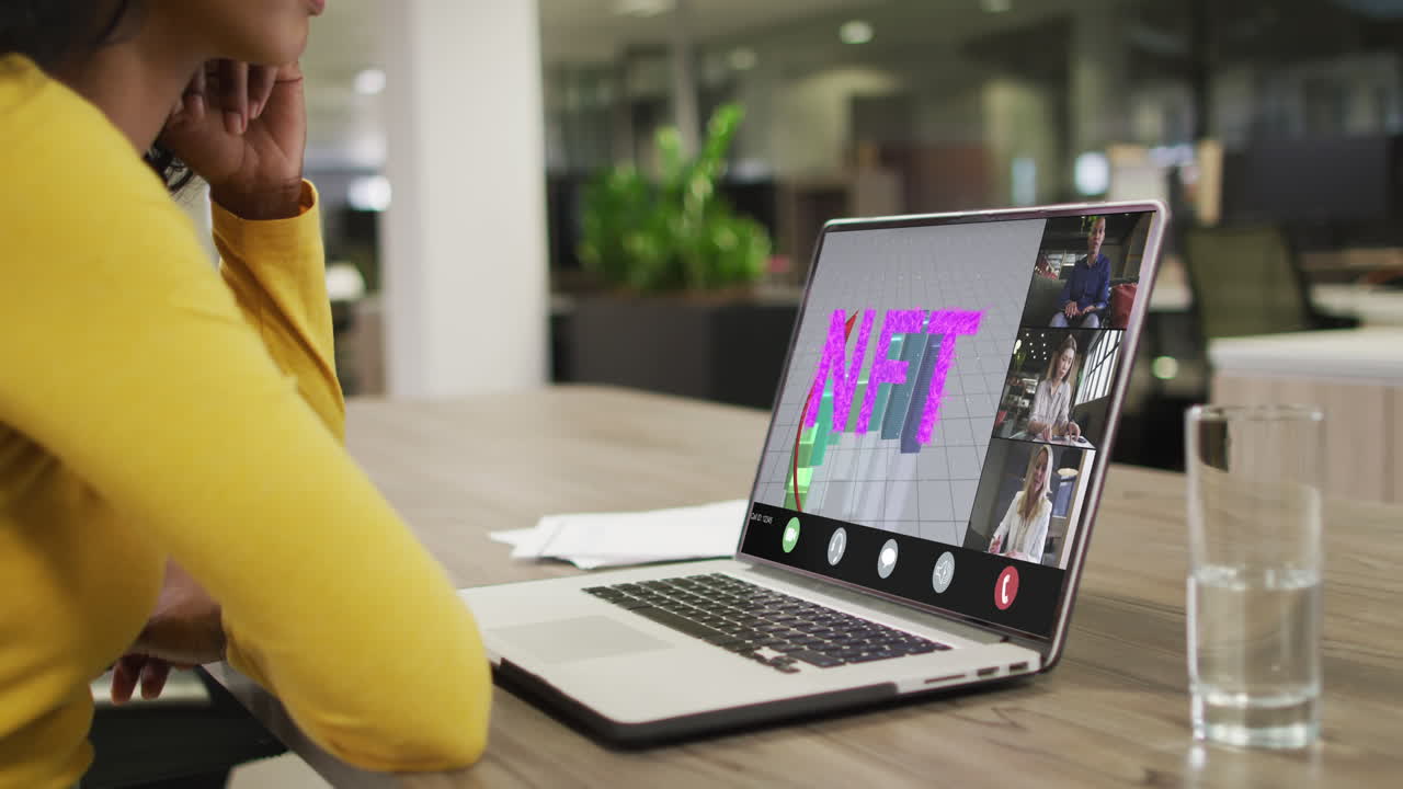 mujer de negocios afroamericana que usa una computadora portátil para videollamadas con diversos colegas de negocios