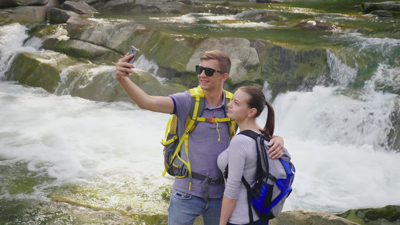 una hermosa cascada en las montañas agua que fluye sobre las rocas