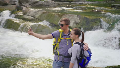 uma bela cachoeira na água das montanhas fluindo sobre as rochas