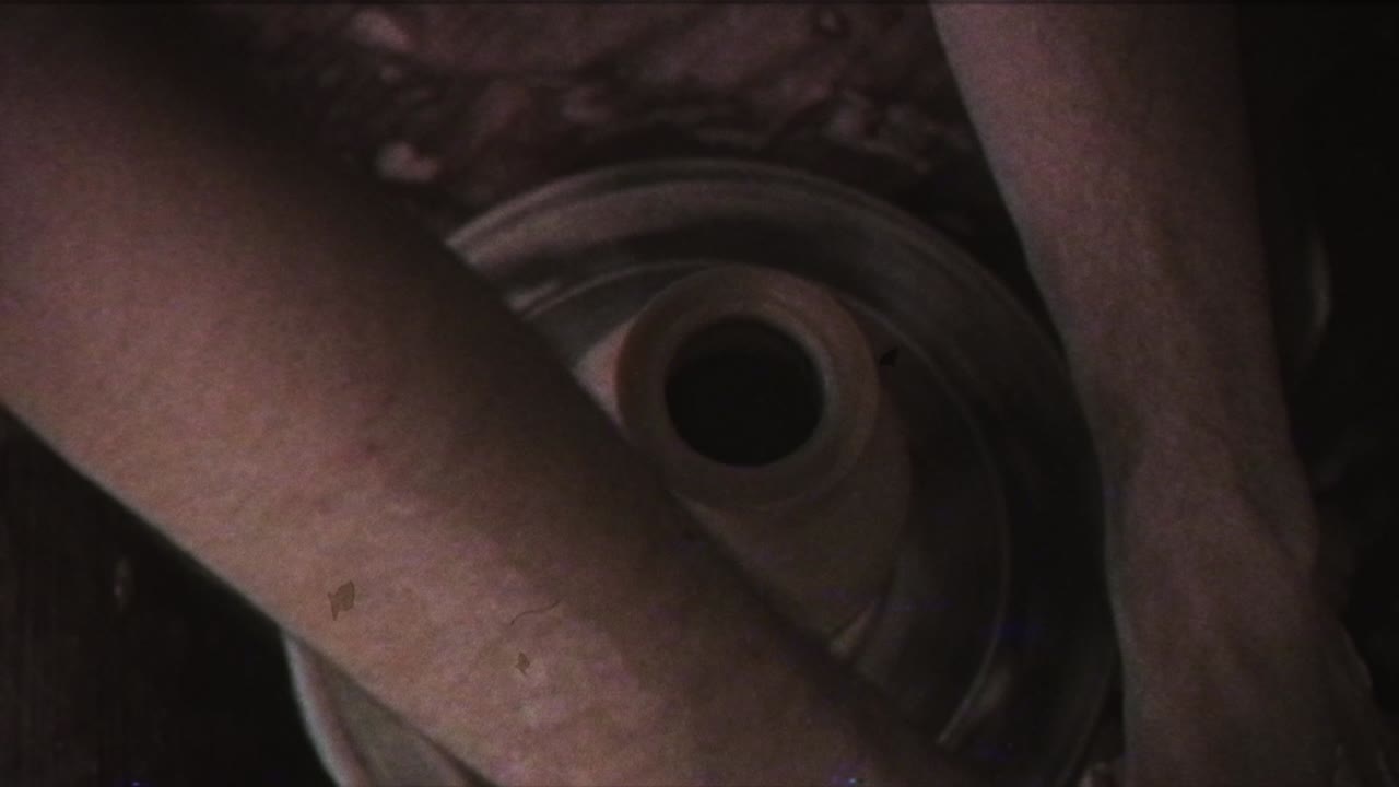 el alfarero hace una jarra de arcilla. efecto vintage. un hombre hace un jarrón en la rueda de un alfarero