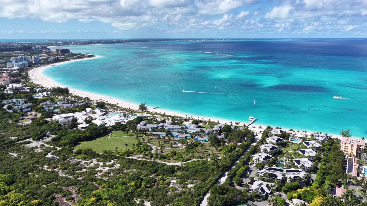 Grace Bay Turks- ja Caicossa, Yhdistyneen kuningaskunnan merentakaisella alueella. Karibian horisontti. Rantamaisema. Korkeat rakennukset. Grace Bay Yhdistyneessä kuningaskunnassa. Luontotausta