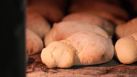 pan cocinado dentro del horno de mampostería en la panadería - horno de ladrillo o horno de piedra