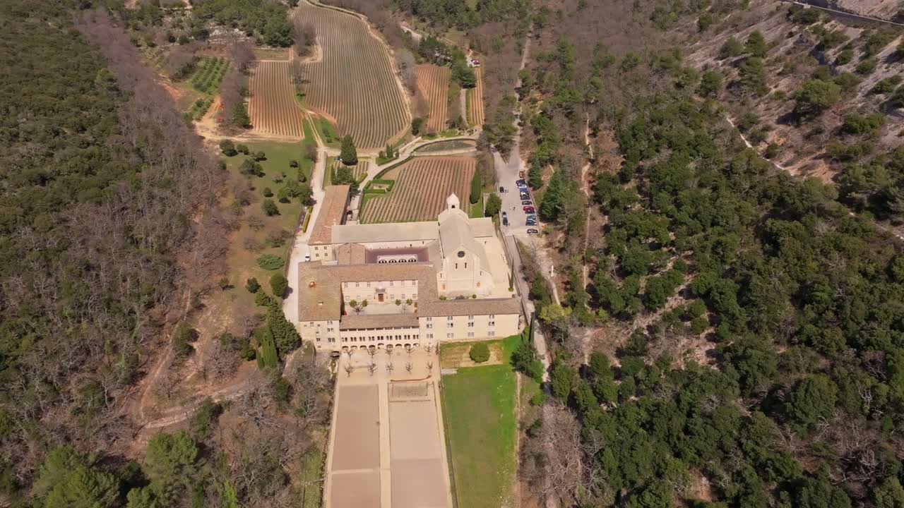 Vista aerea dell'Abbazia di Senanque circondata da lavanda e colline boscose
