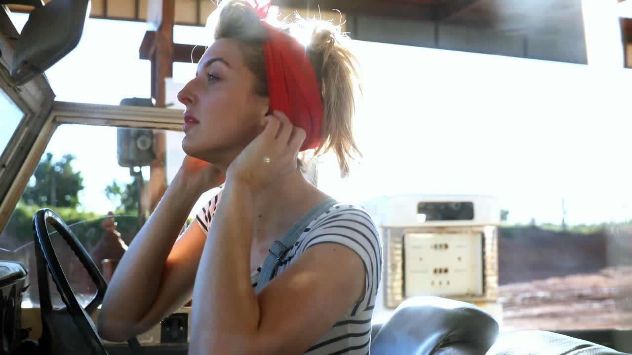 ⁇  4k를  ⁇ 는 동안 자동차 거울을 보는 여자