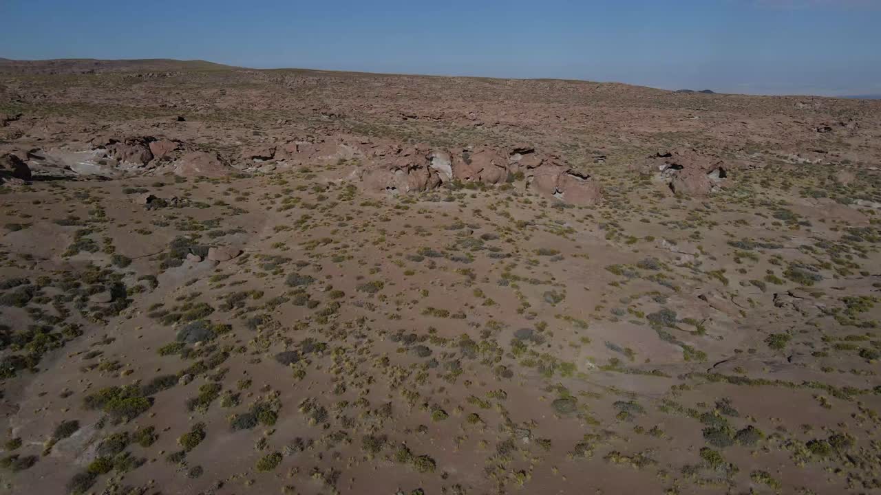 드론이 아타카마 사막의 바위 풍경 위를 가까이 날아다니고 있습니다.
