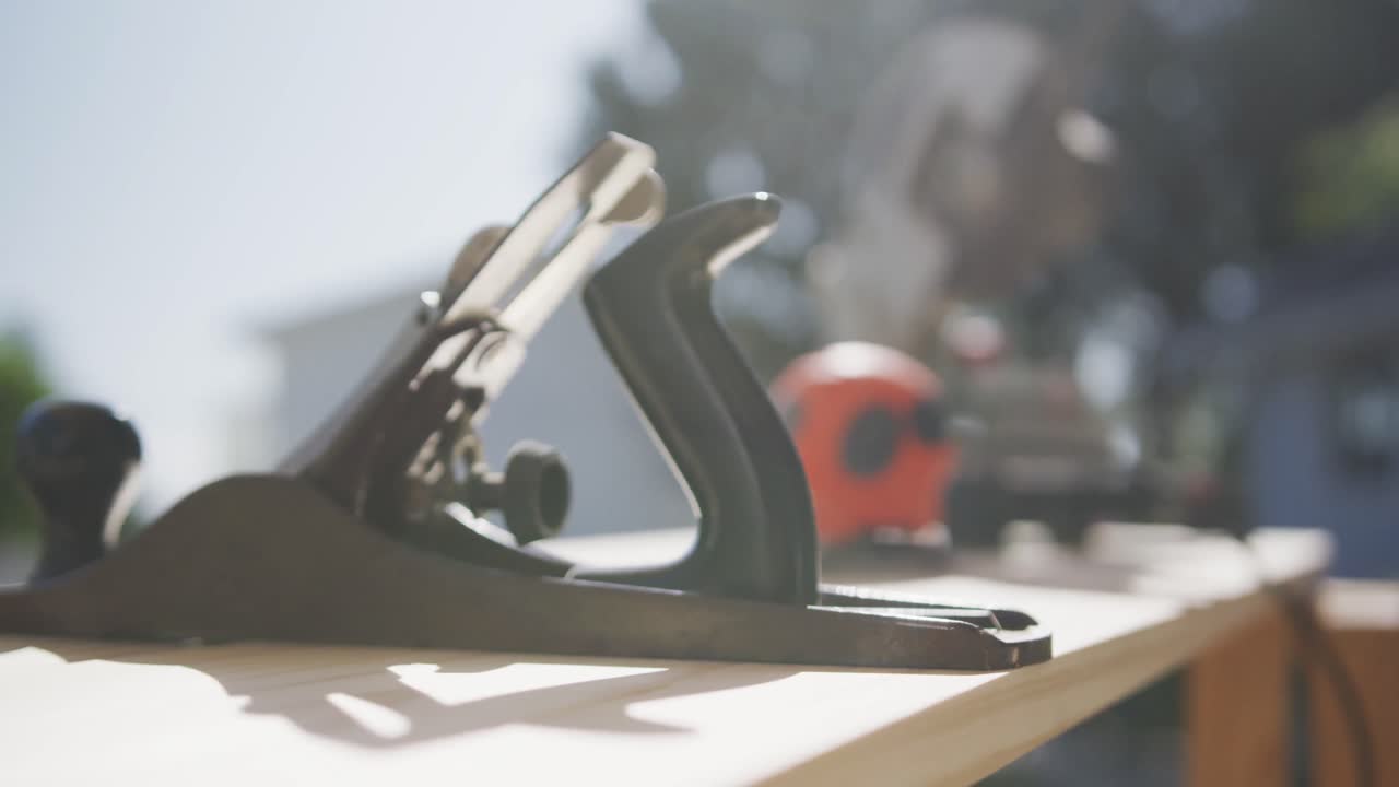 herramientas en una mesa afuera en auto-aislamiento en cuarentena durante la pandemia de coronavirus