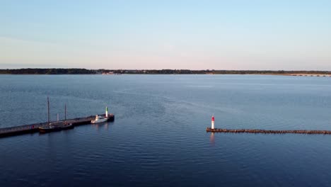 Einfahrt-Zum-Hafenhafen,-Ausblick,-Meer-Und-Insel-Freigeben