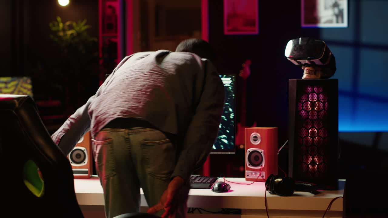 네온 조명 아파트에서 우주선 비행 게임을 즐기는 게이머