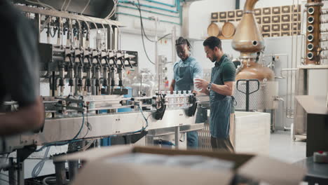 processo di imbottigliamento in una distilleria