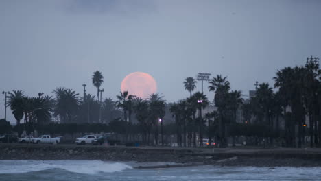 Lapso-De-Tiempo-De-La-Puesta-De-Luna-Llena-Sobre-Surfers-Point-En-Ventura-California