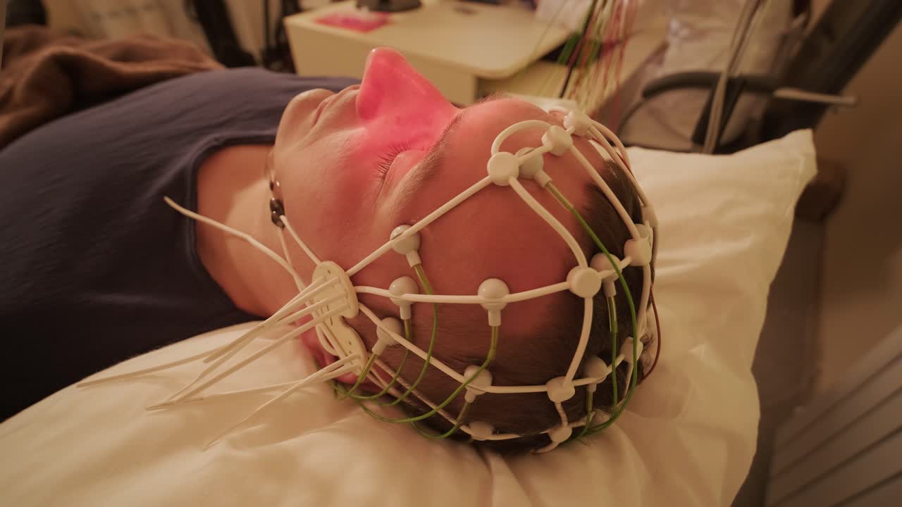 pruebas cerebrales del paciente utilizando la encefalografía en el centro médico