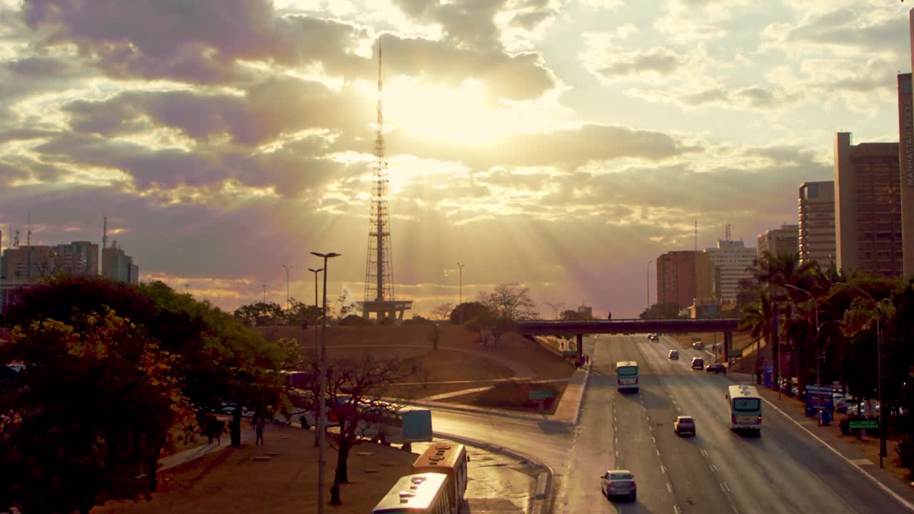 Raggi di sole al tramonto che splendono tra le nuvole durante il tragitto serale a Brasilia, Brasile.
