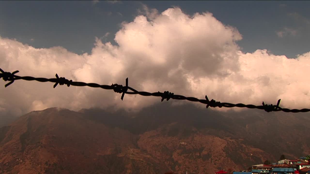 lukla 마을을 나타내기 위해 아래로 기울이십시오.