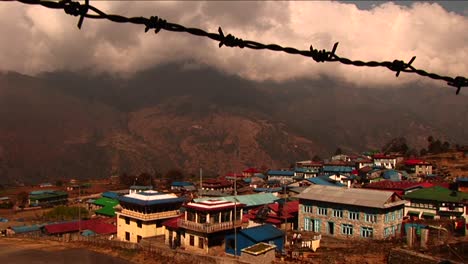 Inclinarse-Hacia-Abajo-Para-Revelar-La-Aldea-De-Lukla