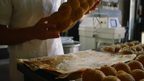 männlicher koch mit einem brotstück 4k