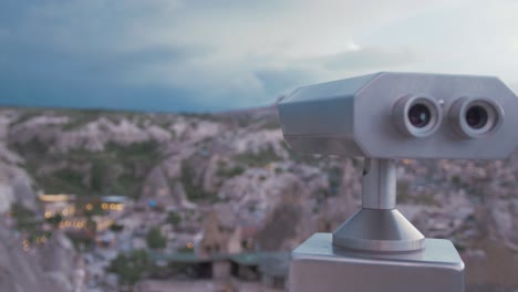 Fernglas-Mit-Malerischer-Aussicht-über-Göreme-In-Richtung-Burg-Uchisar