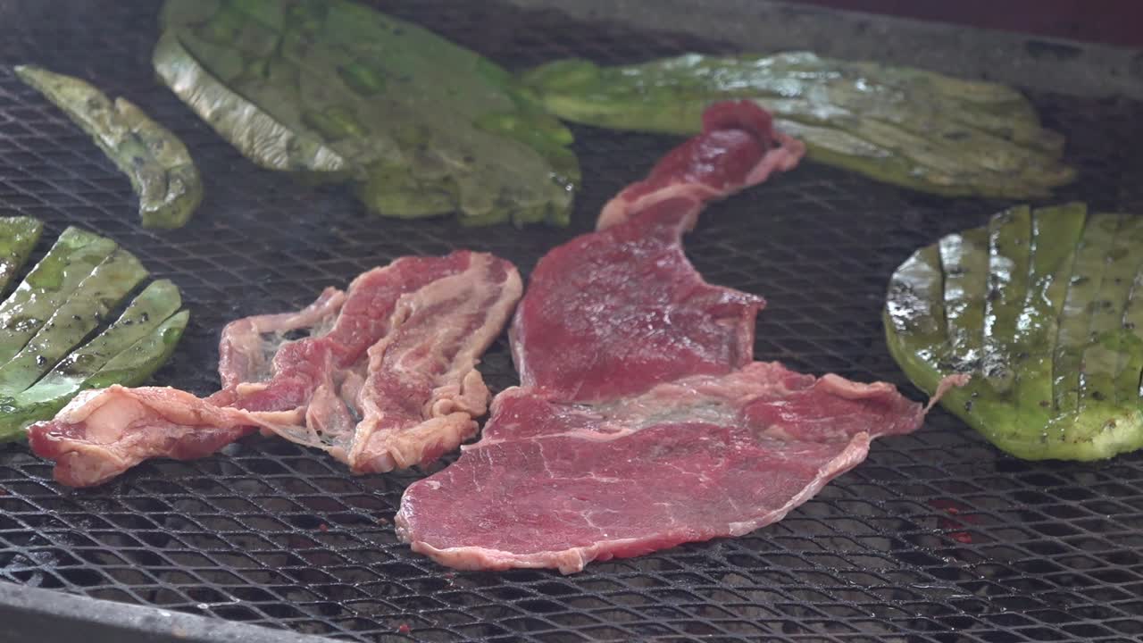 스테이크가 그릴에서 요리되고 있다