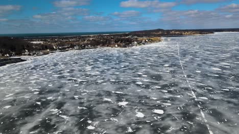 Panorámica-Sobre-La-Plataforma-De-Hielo-Del-Lago-Muskegon