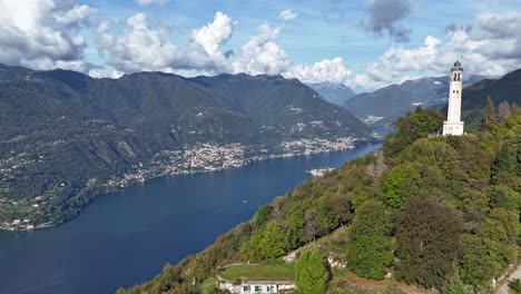 un hiperlapso de un faro en la cima de una montaña