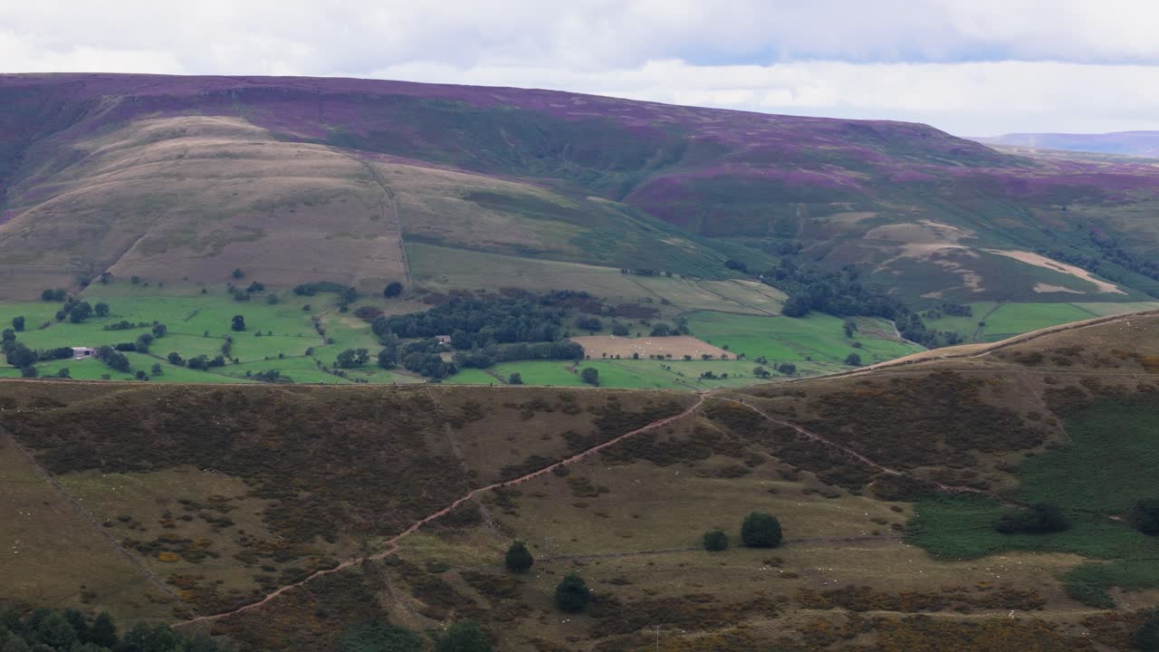 las colinas rurales sobre el parque nacional del distrito de peak en el centro de inglaterra
