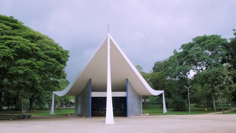 Kirche-Unserer-Lieben-Frau-Von-Fatima---Frontaufnahme---Schwenk