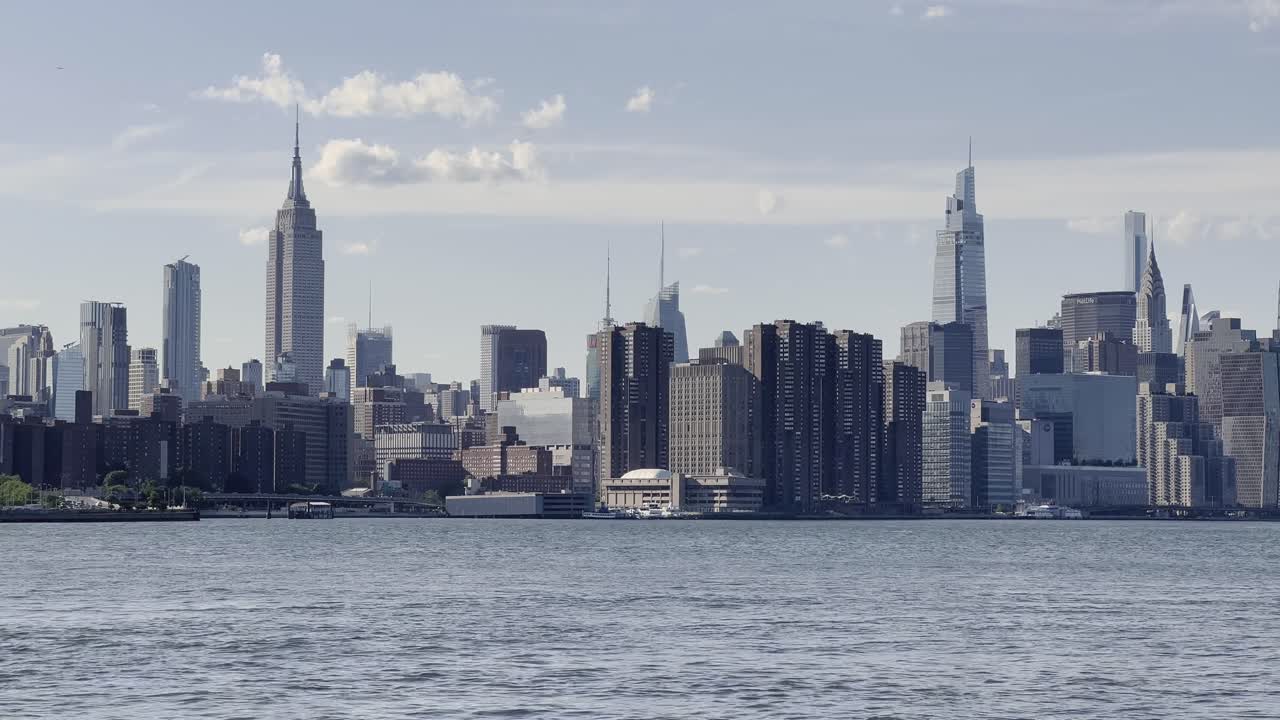 엠파이어 스테이트 빌딩과 이스트 리버 너머에서 주변 도시 스카이라인