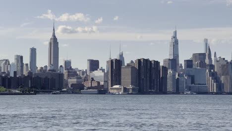 Empire-State-Building-Und-Die-Umliegende-Skyline-Der-Stadt-über-Dem-East-River