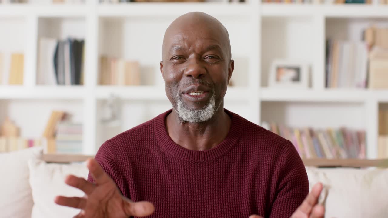 Anziano afroamericano felice che fa una videochiamata a casa, al rallentatore