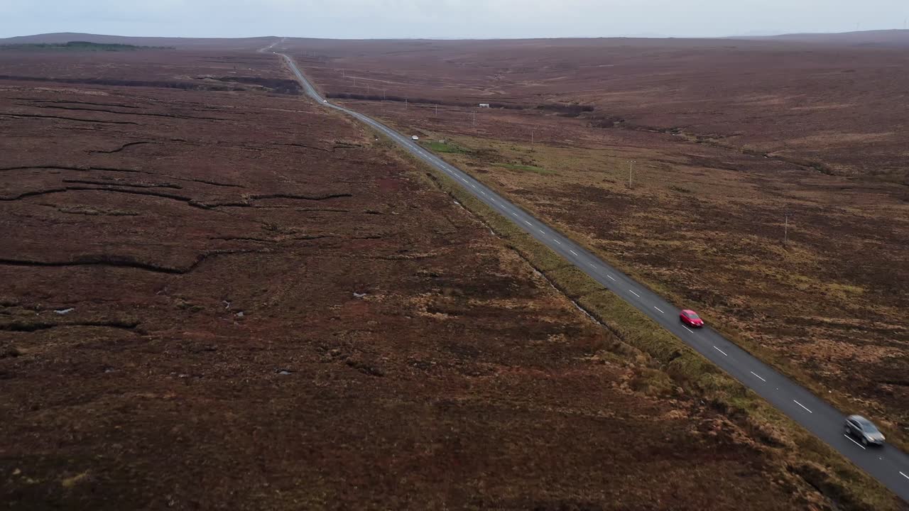 Drone-opname die opstijgt boven de A857 tussen Stornoway en Barvas op Lewis
